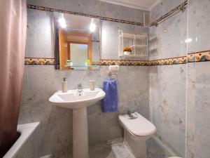 bagno con lavandino e servizi igienici di Apartment Riviera-1 by Interhome a Calpe