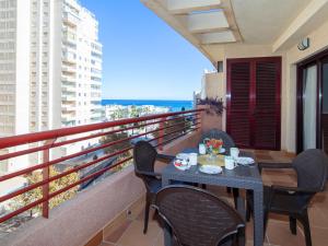 un tavolo e sedie su un balcone con vista sull'oceano di Apartment Riviera-1 by Interhome a Calpe