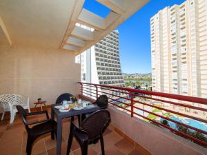 balcone con tavolo, sedie e vista di Apartment Riviera-1 by Interhome a Calpe