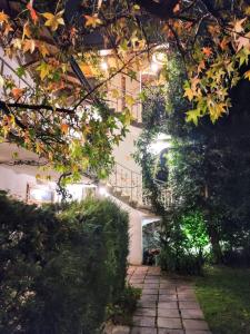 uma casa com luzes ao lado em Park Hotel Amfora em Sófia