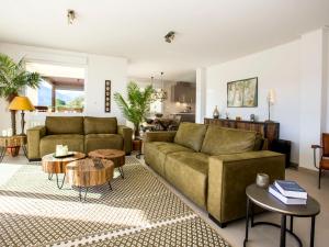 salon z kanapą i stołami w obiekcie Villa Villa Cara Mull Alcalalí by Interhome w mieście Alcalalí +33 zdjęcia