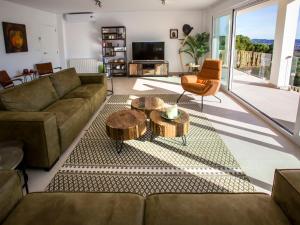 salon z kanapą i stołem w obiekcie Villa Villa Cara Mull Alcalalí by Interhome w mieście Alcalalí