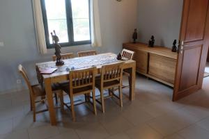 stół jadalny i krzesła w pokoju w obiekcie Villa avec piscine près de l'océan. w mieście Cap Skirring