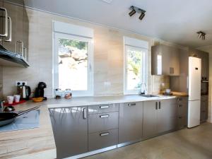 Kuchnia lub aneks kuchenny w obiekcie Villa Villa Cara Mull Alcalalí by Interhome