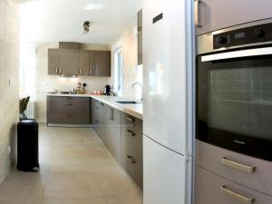 Kuchnia lub aneks kuchenny w obiekcie Villa Villa Cara Mull Alcalalí by Interhome