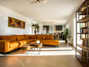 salon z kanapą i stołem w obiekcie Villa Villa Cara Mull Alcalalí by Interhome w mieście Alcalalí