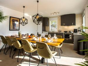 kuchnia i jadalnia z drewnianym stołem i krzesłami w obiekcie Villa Villa Cara Mull Alcalalí by Interhome w mieście Alcalalí