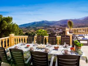 stół na balkonie z widokiem w obiekcie Villa Villa Cara Mull Alcalalí by Interhome w mieście Alcalalí