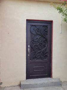 a black door on the side of a building at Hermosa Casa en Cuatro ciénegas in Cuatrociénegas de Carranza