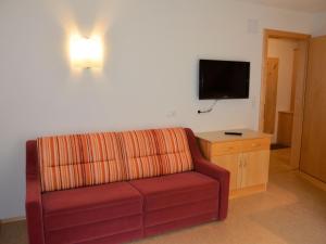 Televízia a/alebo spoločenská miestnosť v ubytovaní Apartment Georg by Interhome