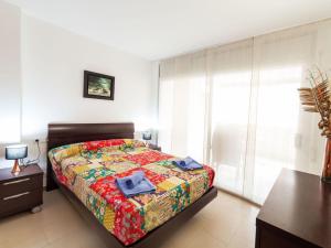 サン・アントニオ・デ・カランジャにあるApartment Les Suredes-2 by Interhomeのベッドルーム1室(ベッド1台、タオル2枚付)