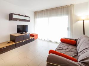 Televízia a/alebo spoločenská miestnosť v ubytovaní Apartment Marcela by Interhome + 11 fotografií