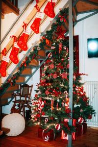 ein Weihnachtsbaum in einer Treppe mit Weihnachtsornamenten in der Unterkunft PANOS PALACE in Pramanta