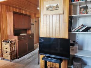 einen Fernseher auf einem Stuhl in einem Zimmer in der Unterkunft Apartment Océan by Interhome in Saint-Malo