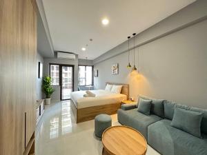 uma sala de estar com uma cama e um sofá em Lisa Apartment - SOHO Residence em Ho Chi Minh