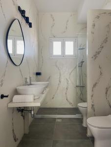 Ένα μπάνιο στο Amabilis Apartments +44 φωτογραφίες