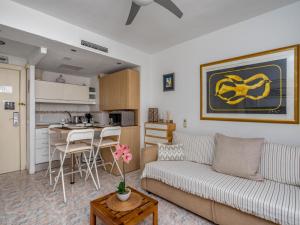 un soggiorno con divano e una cucina di Apartment Apartamento O-House by Interhome a Torremolinos