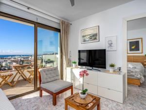 un soggiorno con TV e ampia finestra di Apartment Apartamento O-House by Interhome a Torremolinos