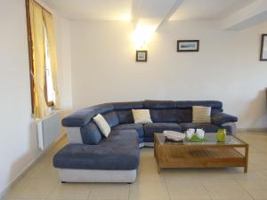 uma sala de estar com um sofá azul e uma mesa de centro em Holiday Home La Maison de l'Etang by Interhome em Gruissan