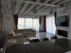 una sala de estar con un sofá y una mesa en Villa RELAX, en Sirmione