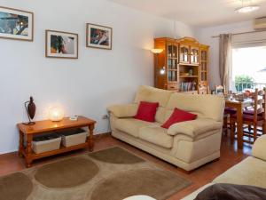 sala de estar con sofá y mesa en Apartment Majari by Interhome, en Vinarós