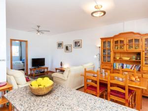 Μια τηλεόραση ή/και κέντρο ψυχαγωγίας στο Apartment Majari-1 by Interhome +26 φωτογραφίες