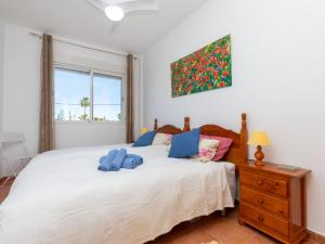 1 dormitorio con 1 cama con 2 toallas azules en Apartment Majari by Interhome, en Vinarós