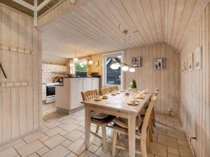 - une cuisine et une salle à manger avec une table et des chaises dans l'établissement Holiday Home Patrik - 1-4km from the sea in Western Jutland by Interhome, à Blåvand