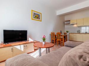 Kuchyňa alebo kuchynka v ubytovaní Apartment Rok 1 by Interhome