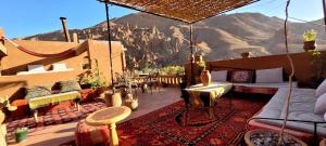 Una sala de estar con vista a la montaña. en Tafsut dades guesthouse stay with locals, en Tamellalt