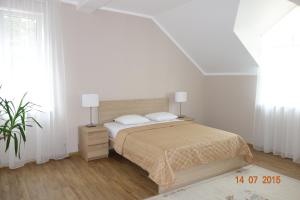 1 dormitorio blanco con 1 cama con 2 almohadas en Amber Coast & Sea, en Jūrmala