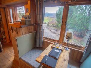 Eldhús eða eldhúskrókur á Holiday Home Shepherds Hut by Interhome