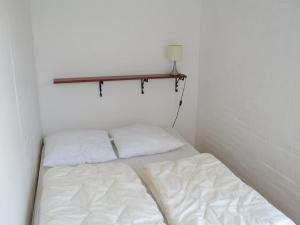 Gulta vai gultas numurā naktsmītnē Apartment Kerlin - 500m from the sea in Western Jutland by Interhome