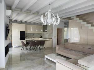 una sala de estar con un sofá y una mesa en Villa RELAX, en Sirmione