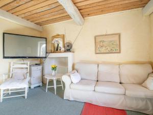 Μια τηλεόραση ή/και κέντρο ψυχαγωγίας στο Holiday Home Le Clermont by Interhome