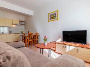Televízia a/alebo spoločenská miestnosť v ubytovaní Apartment Rok 4 by Interhome