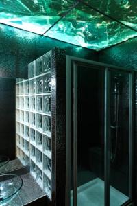 een badkamer met een douche met een glazen achterdeur bij Lisbon Art Stay Apartments Baixa in Lissabon