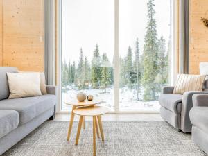 ein Wohnzimmer mit Sofa und Tisch in der Unterkunft Holiday Home Rukan hukka by Interhome in Virkkula