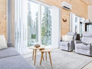 ein Wohnzimmer mit Sofa und Tisch in der Unterkunft Holiday Home Rukan hukka by Interhome in Virkkula