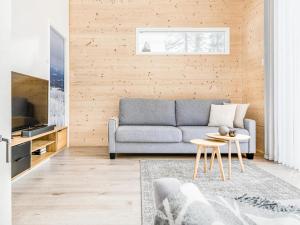 ein Wohnzimmer mit Sofa und Tisch in der Unterkunft Holiday Home Rukan hukka by Interhome in Virkkula