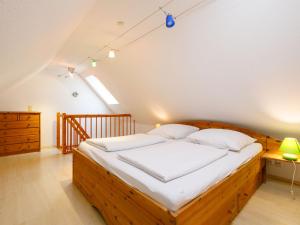 Postel nebo postele na pokoji v ubytování Apartment Moeller-2 by Interhome