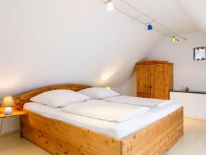 Postel nebo postele na pokoji v ubytování Apartment Moeller-2 by Interhome