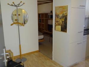 um quarto com um espelho na parede e um candeeiro em Apartment Parkweg 9-602 by Interhome em Engelberg