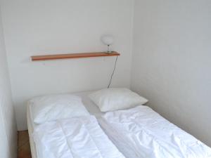 1 cama en una habitación con un estante en la pared en Apartment Gunnlaug - 500m from the sea in Western Jutland by Interhome, en Lakolk