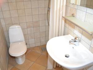 y baño con lavabo blanco y aseo. en Apartment Gunnlaug - 500m from the sea in Western Jutland by Interhome, en Lakolk