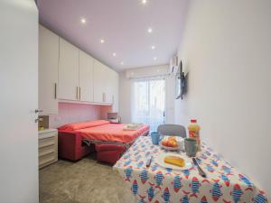 ein Schlafzimmer mit einem Bett und einem Tisch mit Essen darauf in der Unterkunft Studio Rosso by Interhome in Rapallo