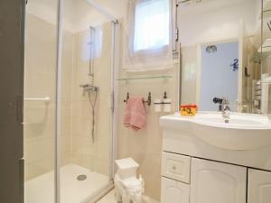 Kúpeľňa v ubytovaní Villa Liou Miou Souleou by Interhome