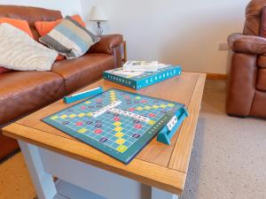 una mesa con un juego de mesa encima en Holiday Home Shedfield by Interhome en Drumnadrochit