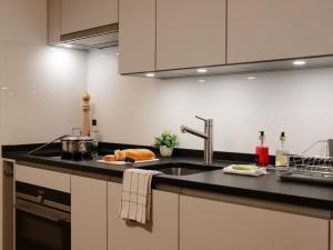 cocina con fregadero y encimera en Apartment Pasadena-3 by Interhome en Zermatt