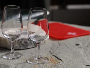 dos copas de vino sentadas sobre una mesa en Apartment Pasadena-3 by Interhome en Zermatt